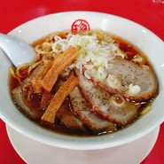 あっさり素朴な醤油スープと食べごたえのあるチャーシュー、モチモチ太麺のチャーシュー麺。