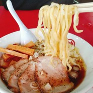 チャーシュー麺の麺リフト(箸持ち上げ)