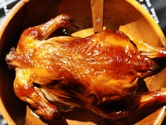 ホールチキン、沖縄で唯一炭火で焼いてる