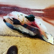 真鯵　生姜、葱、紫蘇の刻みをのせて