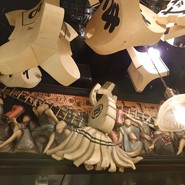 カウンター上の壁にも火消しのモチーフ