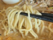 麺は中細のストレート麺！