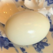 無料のゆで卵を剥きました！