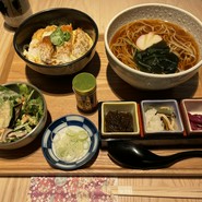 あさひやの選べるランチセット（かけそばM、カツ丼S）