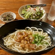 うどんのだし香るゆるりとする居酒屋