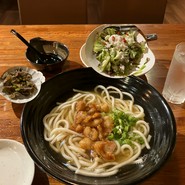 うどんのだし香るゆるりとする居酒屋