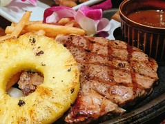 ラ・オハナの肉料理。アルゼンチンビーフステーキ。パイナップル添えです！