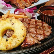 ラ・オハナの肉料理。アルゼンチンビーフステーキ。パイナップル添えです！