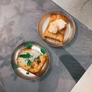 ハニーシナモントースト¥550/チーズエッグトースト¥550