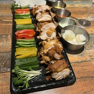 甘酢漬けのスライス大根に野菜と炭火焼きチキンをのせ、わさびマヨソースなど合わせてさっぱり美味しい