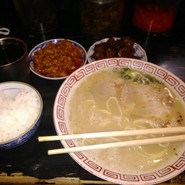 佐賀ラーメン（かためん）、白ごはん、辛子高菜、チャーシューと玉ねぎの辛炒め