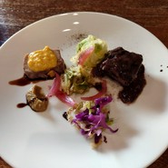 肉料理（でもメインはキャベツ）