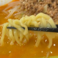 麺は細めのストレート麺！