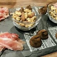 ワイズ カフェ & バー