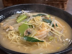 麺ランチ　(海鮮と白菜の葱生姜入り煮込み麺)いい出汁たっぷり、うまうまでした😋
