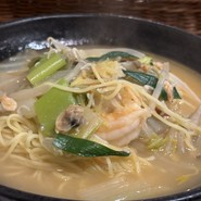麺ランチ　(海鮮と白菜の葱生姜入り煮込み麺)いい出汁たっぷり、うまうまでした😋