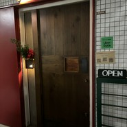 本屋さんの左横の階段から2F
