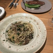メイン、キノコのパスタとニュージーランドのお肉のステーキ