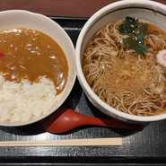カレーライスとたぬきそばセット890円！