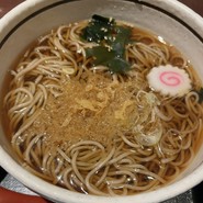 こちらはシンプルなたぬきそば！