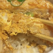 肉厚なカツが２枚！