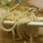 麺は細めのストレート麺！