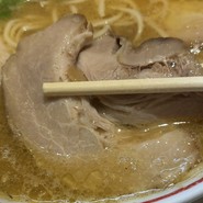 大ぶりで肉厚のチャーシュー２枚！