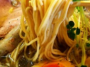 中細ストレート麺をリフト