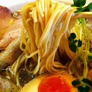 中細ストレート麺をリフト