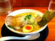 カウンター席の塩ラーメン。