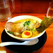 カウンター席の塩ラーメン。