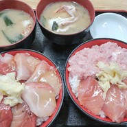 ブリの漬け丼，生まぐろ・ネギトロ丼，味噌汁（２
