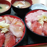 ブリの漬け丼，生まぐろ・ネギトロ丼，味噌汁（１
