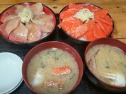 ブリ漬け丼とサーモン丼、みそ汁１