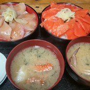 ブリ漬け丼とサーモン丼、みそ汁１
