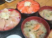 ブリ漬け丼とサーモン丼、みそ汁２