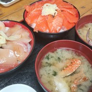 ブリ漬け丼とサーモン丼、みそ汁２
