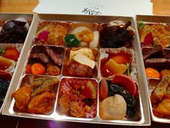 お祝いのテイクアウト。母が食べられるように柔らかい食材のリクエストにお応えいただきました。品数がたく