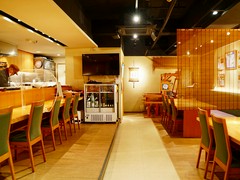 きれいで静か。広々した店内を贅沢に。安心の場所です。