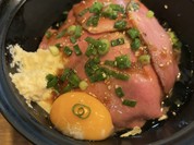 ローストビーフに生卵を投入！