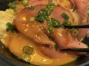 黄身を崩してローストビーフと絡めます！
