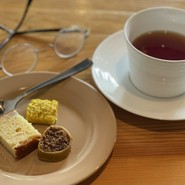 紅茶はディンブラ、ひと口デザートもちょうど良い