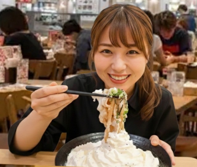 ららテラス北綾瀬のフードコート、山下本気うどんのユニークメニュー、白いクリームうどん。