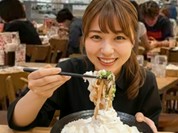 ららテラス北綾瀬のフードコート、山下本気うどんのユニークメニュー、白いクリームうどん。