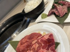 ランチ限定:牛タン3種盛り合わせ、仙台牛切り落とし