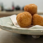 店主の気まぐれおかかとチーズのアランチーニ