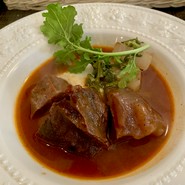 赤ワイン煮込み
