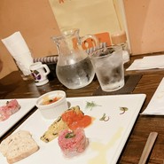 前菜（赤玉ねぎと魚のマリネ　スペインオムレツ　煮込み）