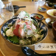 2度めの訪問です。今回は緊急事態宣言解除で同伴者がお酒も頼み、アテ用にはマグロの旨辛竜田揚げをオーダー、それとは別に1人1杯ずつの海鮮丼を頼みました。ドリンクの提供は早かったのですがアテが出るまで30分近く待ち、続けて丼はその後すぐの提供。順番通りに作るのではなくて、アテは先に定期して欲しいと思いました。30分待てば酒の氷は溶け切り、残念でした。