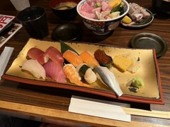 寿司十貫は待ったわりにシャリがかたく、酢が効いてなかった